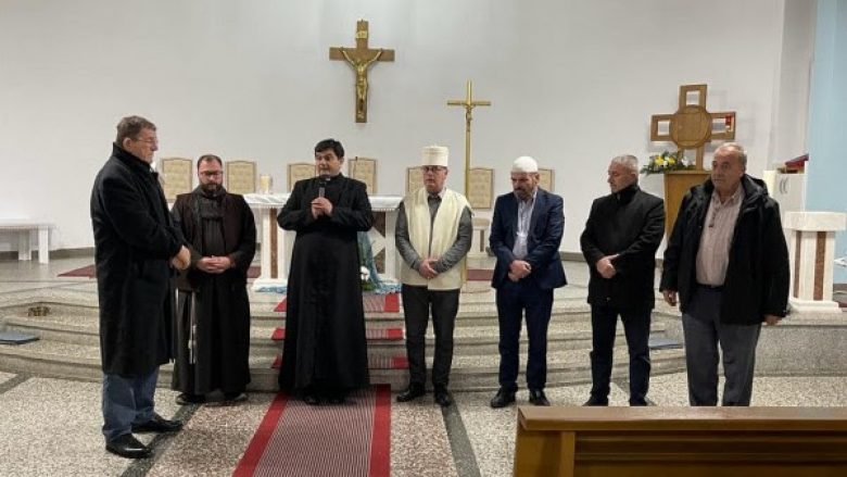 Hoxha, prifti, frati dhe shehu pajtojnë tri familje në Gjakovë