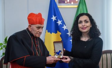 Osmani ia dorëzoi medaljen “Shën Tereza” kardinalit të vetëm shqiptar