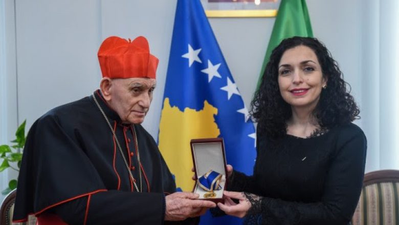 Osmani ia dorëzoi medaljen “Shën Tereza” kardinalit të vetëm shqiptar