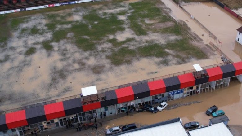 Vërshimet fundosën “Bajram Aliun”, stadiumit të Skenderajt i duhen 200 mijë euro