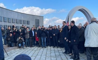 Përvjetori i masakrës në Reçak, krerët e shtetit bëjnë homazhe