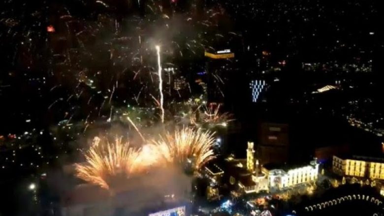 Tirana priti 2023-tën me spektakël fishekzjarrësh