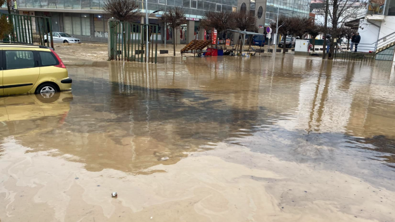 Gjendje e rënduar në Skenderaj nga vërshimet, rrugë e lokale të bllokuara