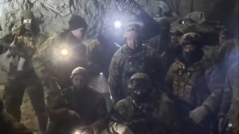 Prigozhini pozon me anëtarët e grupit të tij mercenar, në Soledar të Ukrainës 