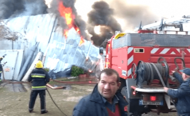 Zjarr i madh në fabrikën e sfungjerit në Elbasan, tymi mbulon qytetin