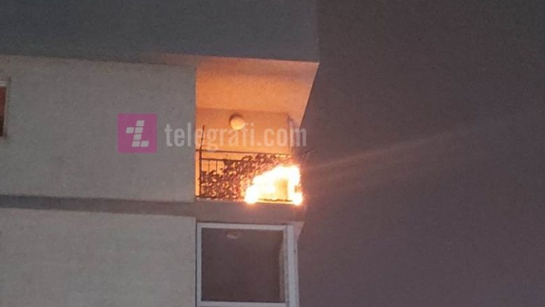 Zjarr në ballkonin e një banese në Fushë Kosovë, ishin hedhur fishekzjarrë
