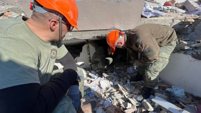 Ekipet e FSK-së vazhdojnë kërkim-shpëtimin në Turqi, Ministria e Mbrojtjes shprehet e gatshme të ofrojë ndihmë shtesë