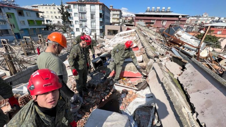 “Na shikoi në fytyrë dhe filloi të qeshë”, pjesëtari i FSK-së rrëfen shpëtimin e 2-vjeçares