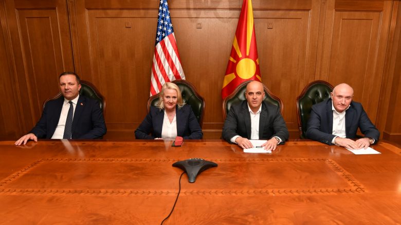 Kovaçevski bisedë telefonike me Chollet: Mbështetje e madhe nga SHBA-të për Maqedoninë e Veriut