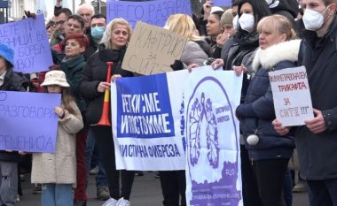 Të sëmurët me fibrozë cistike në RMV protestuan para qeverisë duke kërkuar nga shteti të sigurojë terapinë
