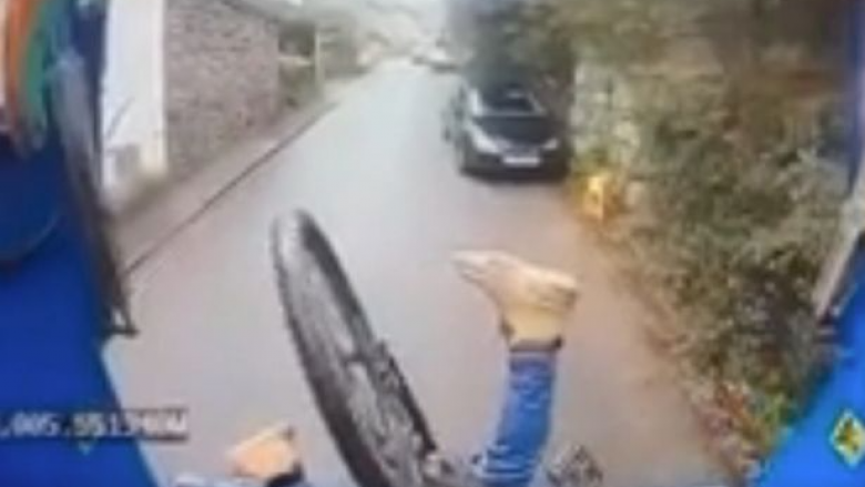 Momenti qesharak kur një çiklistit i habitur “bie me kokë” në pjesën e pasme të kamionit të mbeturinave