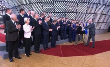 Kritikohet Orban, i vetmi lider evropian që nuk e duartrokiti Zelenskyn në samitin e BE-së
