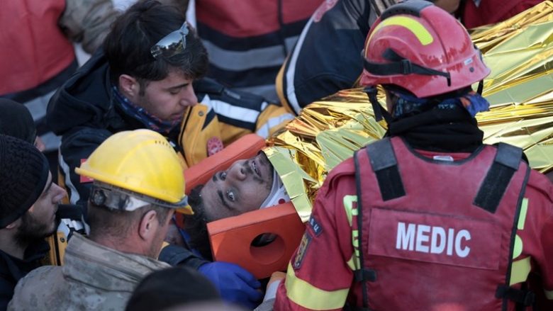 Mrekulli në Turqi, 149 orë pas tërmetit shkatërrues nxirret i gjallë nga rrënojat burri