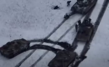 Në një pritë të organizuar nga ukrainasit në Vuhledar, rusët humbin 31 tanke – dronët e Kievit i shkatërrojnë