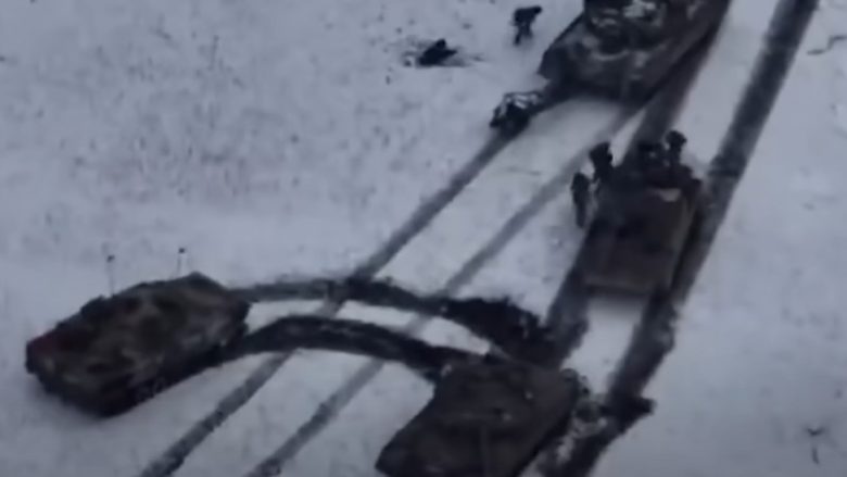 Në një pritë të organizuar nga ukrainasit në Vuhledar, rusët humbin 31 tanke – dronët e Kievit i shkatërrojnë