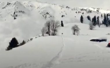 Nga orteku në Himalaje, humbin jetën dy skiatorë dhe 19 tjerë mbesin të ngujuar në borë