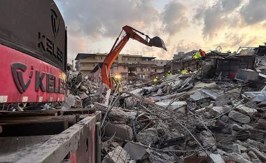 Ushtari turk u ngjit me ekskavator në tarracën e shtëpisë së rrënuar, mori telefonin e të moshuarës – donte të mësonte për fatin e të birit  