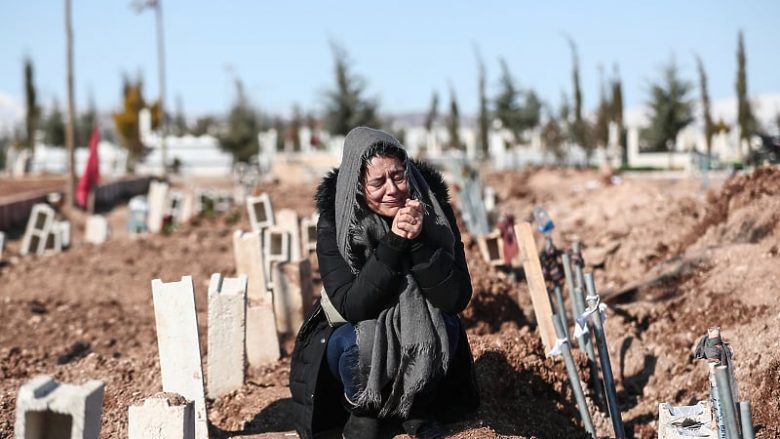 Numri i viktimave nga tërmetet shkon në mbi 34 mijë, dhjetëra kamionë me ndihma futen në Siri