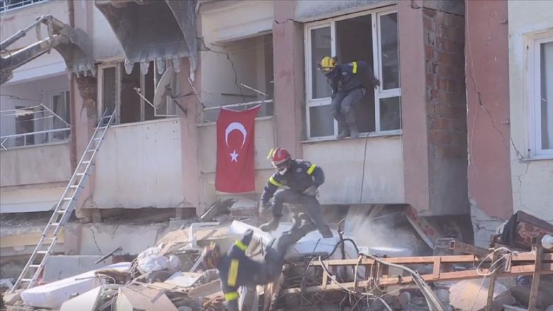 Dridhjet e tokës detyrojnë ekipet amerikane dhe ato franceze të shpëtimit, të largohen me shpejtësi nga ndërtesa e shembur në Turqi