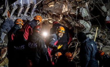 Tërmeti në Turqi dhe Siri, nxirren të gjallë nga rrënojat edhe disa persona – shpëtimtarët po fillojnë të humbin ngadalë shpresat