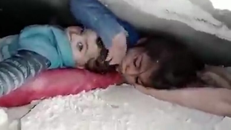 Fati i vajzës siriane që përloti botën: Kujdesej për vëllanë e saj nën rrënoja, tani mund të humbë këmbën
