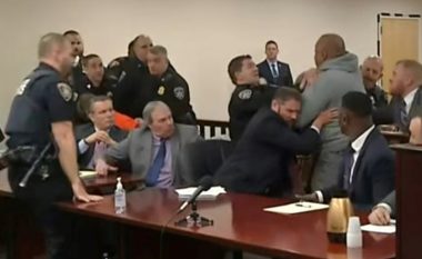 Vrasësi i dhjetë afro-amerikanëve dënohet me burgim të përjetshëm, familjari i të vrarit tenton ta sulmojë në sallën e gjyqit