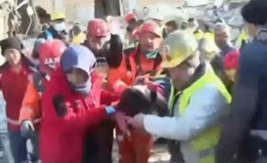 Nëna me dy fëmijët nxirren të gjallë nga rrënojat – 228 orë pasi tërmeti shkatërrues goditi Turqinë