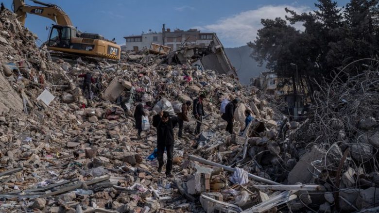 Macja arrin t’i çojë deri të rrënojat ekipet e shpëtimit në Turqi, shpëtojnë nënën me fëmijët