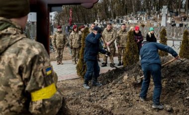 Njësia e ushtrisë ukrainase që ka një prej punëve më të vështira, ata mbledhin kufomat e ushtarëve të vrarë dhe ua dorëzojnë familjarëve