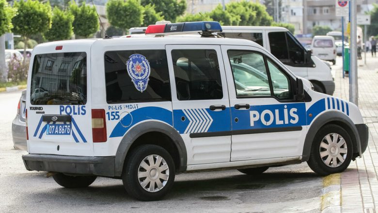 Prezantohej si mjek dhe u merrte para qytetarëve për të prekurit nga tërmeti, policia turke arreston të riun nga Stambolli