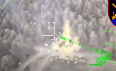 Droni ukrainas shkatërron sistemin artilerik të rusëve