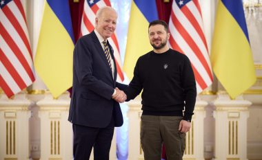 Biden në Kiev takohet me presidentin ukrainas, diskutojnë për pakon e re të ndihmës ushtarake – publikohen  pamje të reja nga vizita