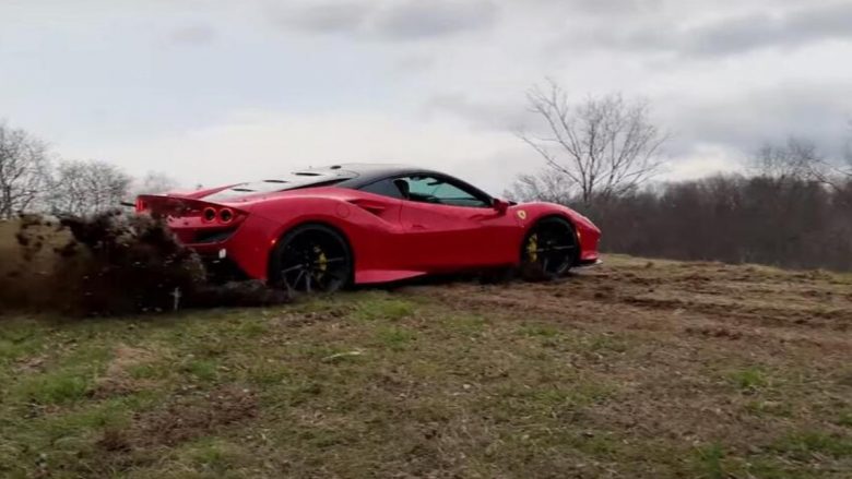 YouTuberi “keqtrajton” Ferrari F8 Tributo, e vozit nëpër rrugë me zhavor dhe terrene malore