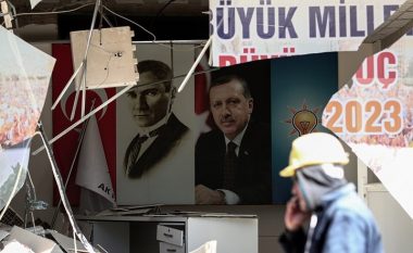 Tre stacione televizive në Turqi u gjobitën për kritikat ndaj qeverisë së Erdoganit në lidhje me tërmetin