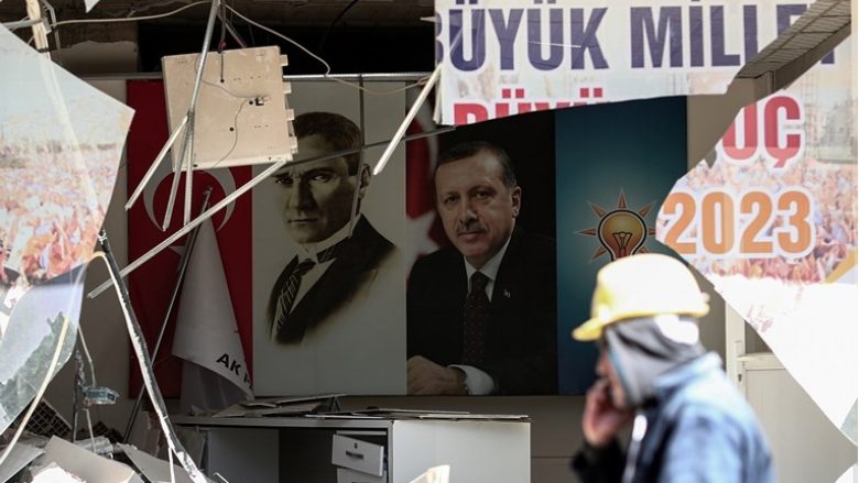 Tre stacione televizive në Turqi u gjobitën për kritikat ndaj qeverisë së Erdoganit në lidhje me tërmetin