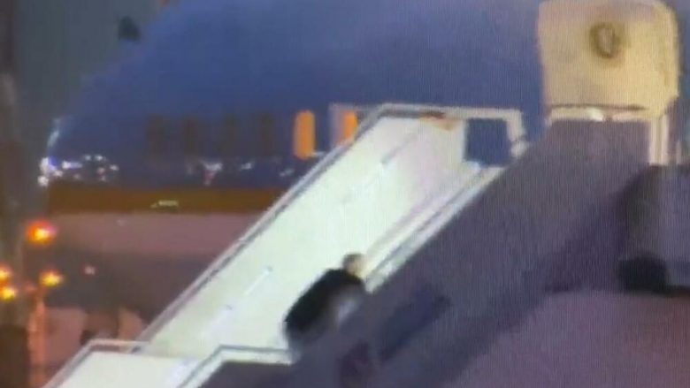 Biden pati sërish problem gjatë ngjitjes së shkallëve, për pak sa nuk u rrëzua derisa po futej në aeroplan në Varshavë