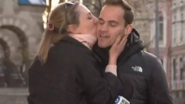 Gazetari australian po raportonte direkt, një femër e panjohur i afrohet dhe e puthë