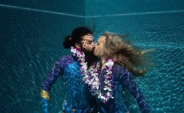 Çifti futet në librin e rekordeve Guiness, qëndrojnë nën ujë duke u puthur për katër minuta e gjashtë sekonda