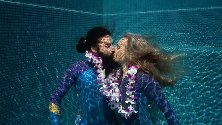 Çifti futet në librin e rekordeve Guiness, qëndrojnë nën ujë duke u puthur për katër minuta e gjashtë sekonda