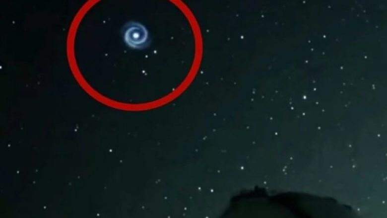 Një spirale fluturuese misterioze është parë në qiell gjatë natës mbi Havai