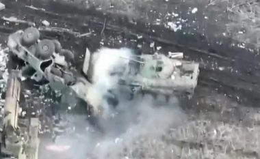 Ukrainasit publikojnë videon e re të shkatërrimit të tankeve dhe mjeteve tjera të blinduara ruse në Vuhledar