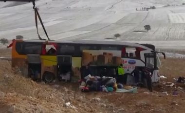 Rrokulliset autobusi me plot pasagjerë në Turqi, humbin jetën tetë persona dhe 42 tjerë lëndohen