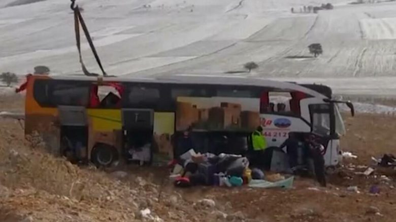Rrokulliset autobusi me plot pasagjerë në Turqi, humbin jetën tetë persona dhe 42 tjerë lëndohen