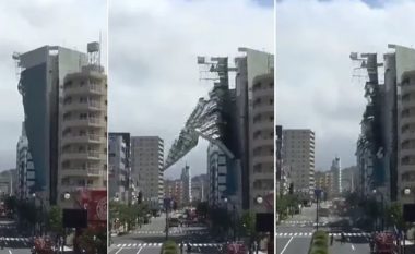 Një pjesë gjigante e ndërtesës në Turqi shkëputet dhe bie në rrugë, për fat të mirë nuk kishte kalimtar rasti në ato momente