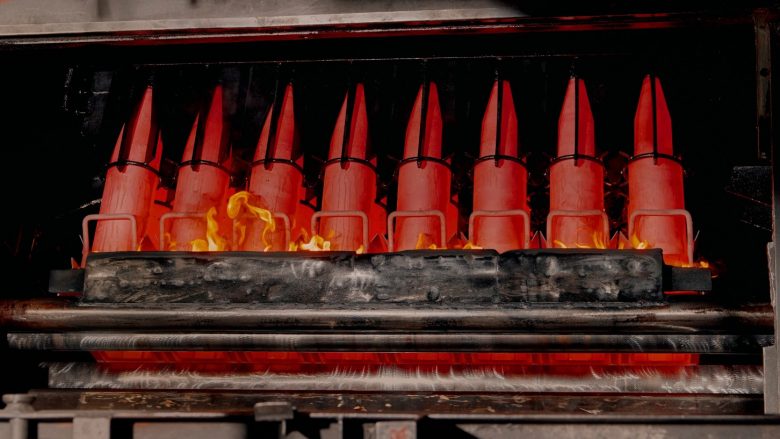 Brenda fabrikës së municioneve në Pensilvani, aty ku prodhohen predha artilerie për Ukrainën – punon 24 orë në ditë dhe prodhon 11 mijë sosh në muaj