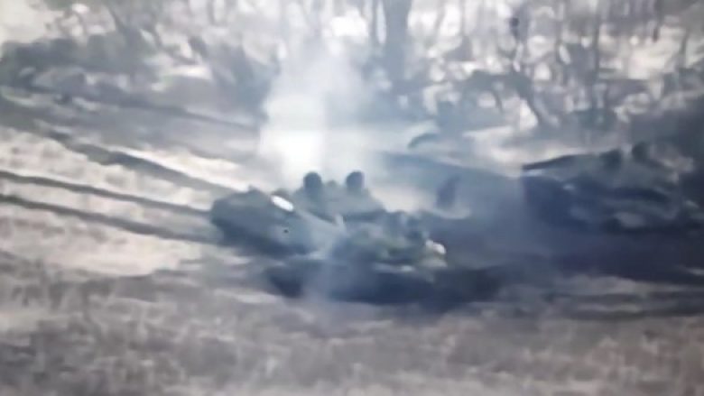 Artileria ukrainase godet tankun rus, ushtari i Vladimir Putinit i përfshirë nga zjarri shihet duke vrapuar