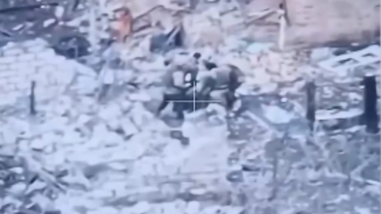 Ukrainasit publikojnë pamjet nga droni, pjesëtarët e Wagnerit rrahin me lopata një epror të tyre rus të plagosur në Bakhmut
