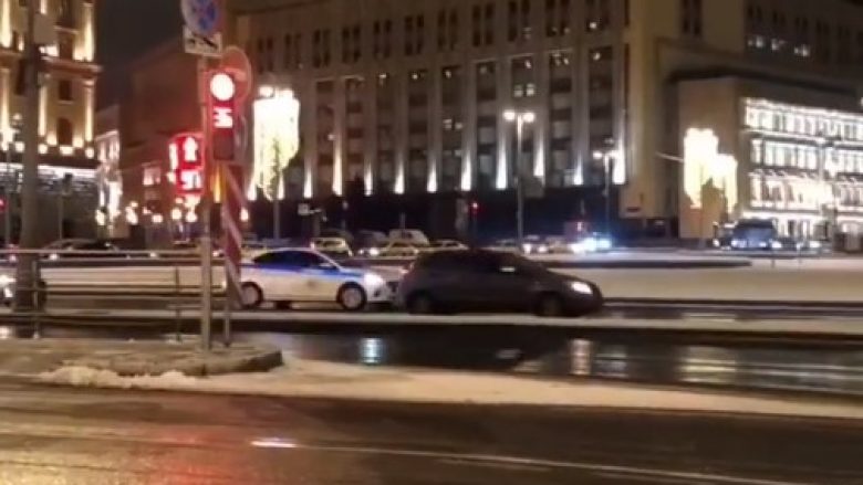Ia kishte rritur volumin këngës ukrainase, policia ruse ndalë shoferin e veturës në Moskë