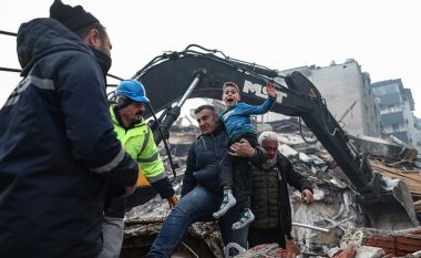 Qëndroi për 52 orë nën rrënoja dhe priste ndihmë, ekipet e shpëtimit nxjerrin të gjallë 8-vjeçarin nga Turqia