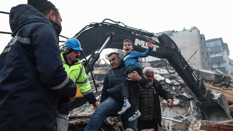 Qëndroi për 52 orë nën rrënoja dhe priste ndihmë, ekipet e shpëtimit nxjerrin të gjallë 8-vjeçarin nga Turqia